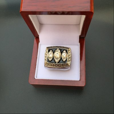 Oakland raiders of the NFL team championship ring in 1983