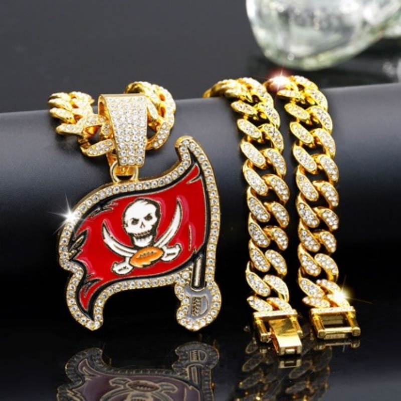 Buccaneers Pendant and Necklace Gold